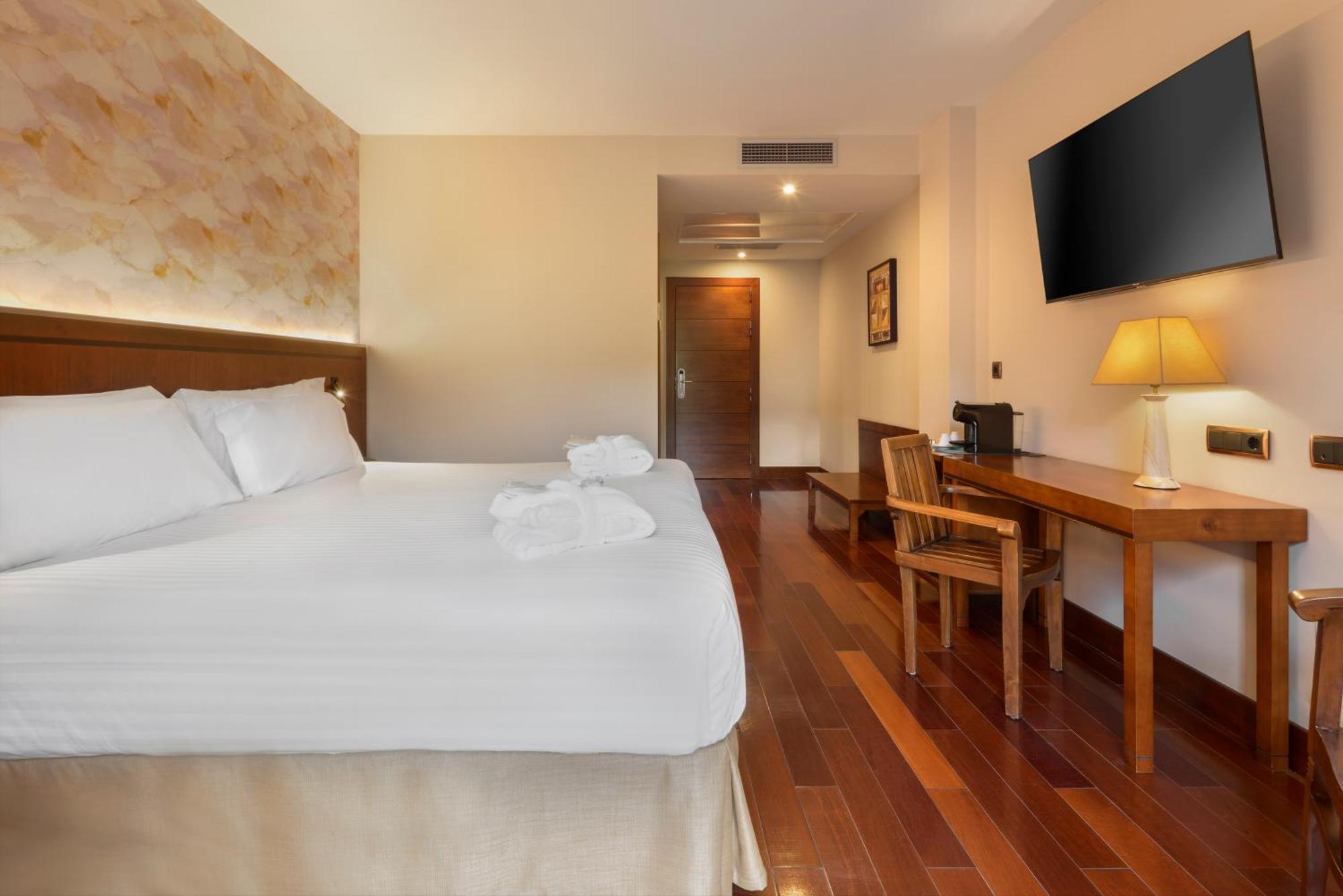 Hotel & Spa Monasterio De بولتانا المظهر الخارجي الصورة A room at the hotel