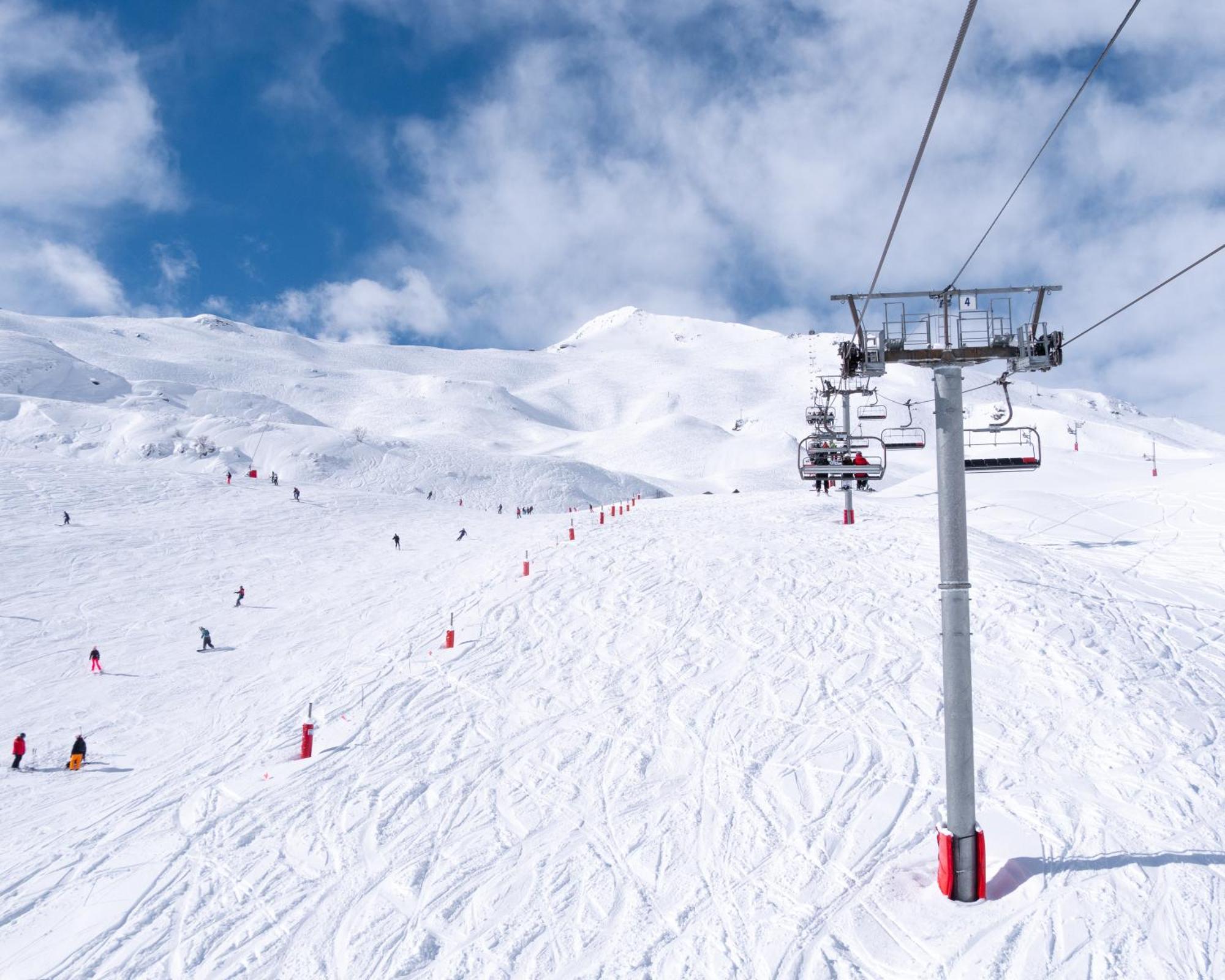Hotel & Spa Monasterio De بولتانا المظهر الخارجي الصورة Ski lift in the resort